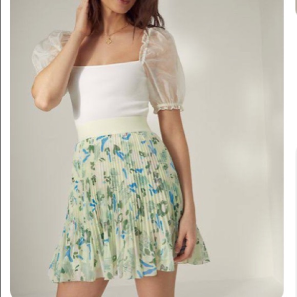 Aritzia Dresses & Skirts - Aritzia Wilfred Floral Pleated Mini Skirt